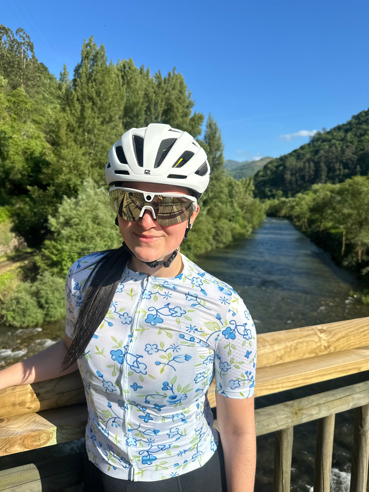 UGC photo — creator with BLEEQUP Ranger glasses, food and outdoor lifestyle shot
