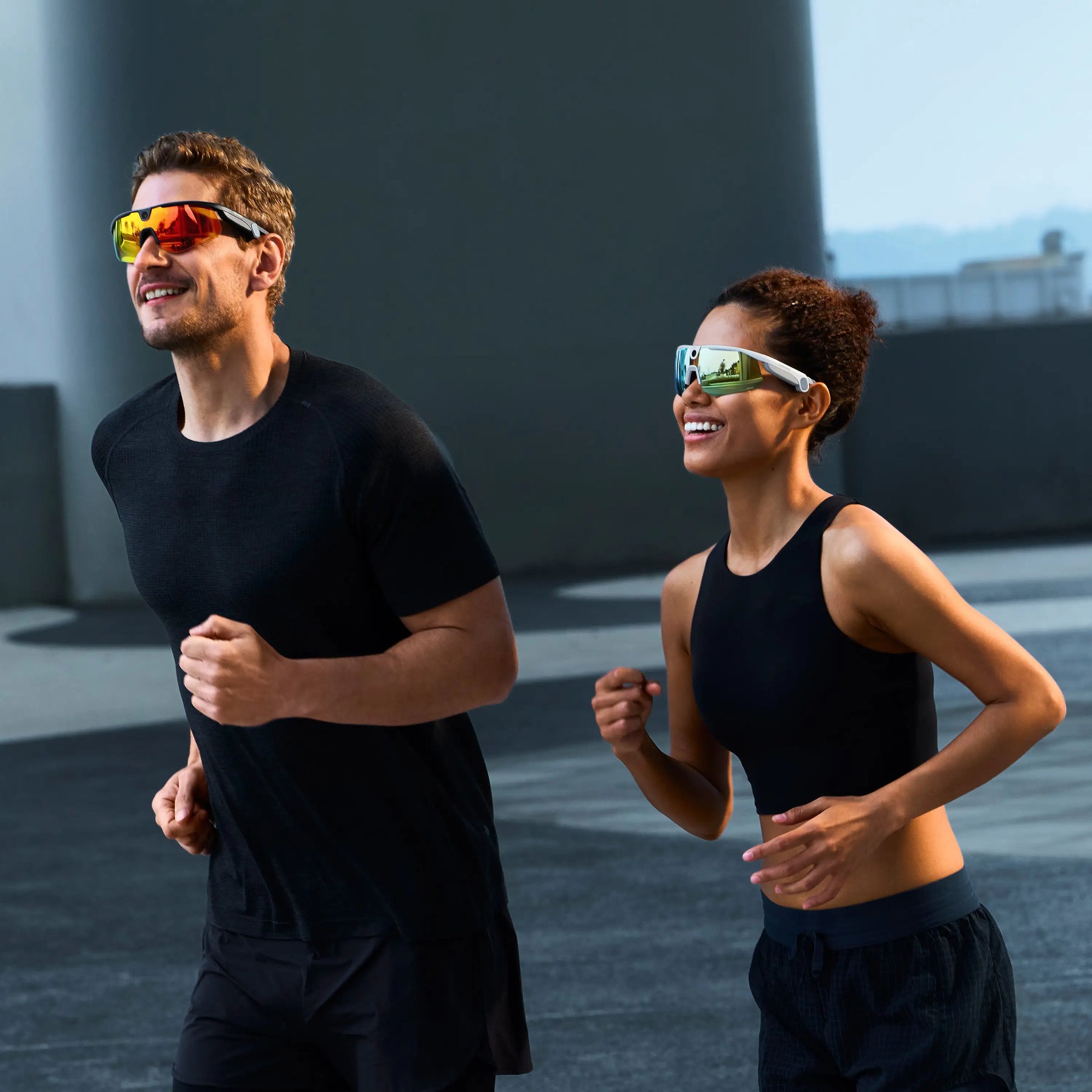 Coureur utilisant des lunettes caméra pendant un entraînement